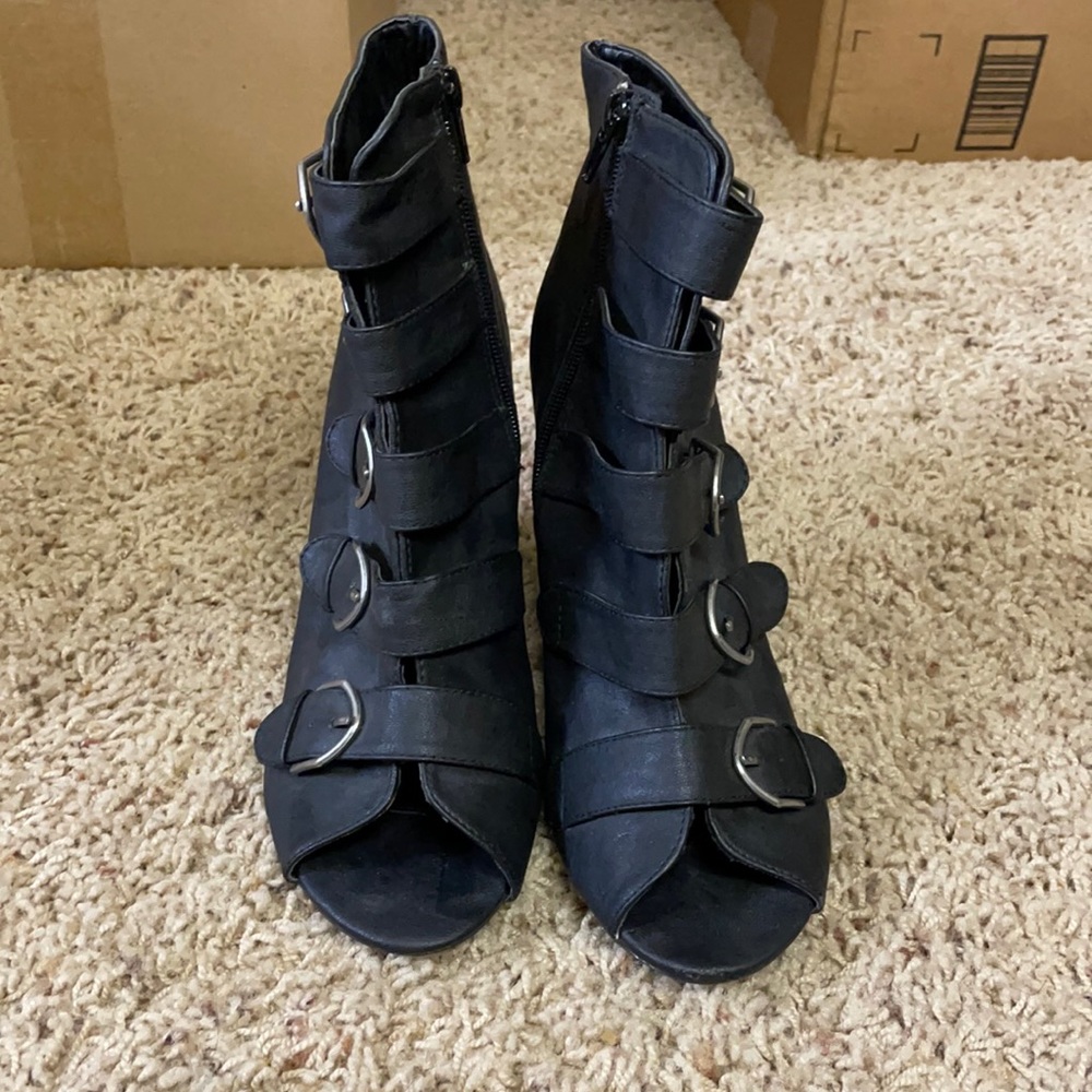 Black buckle booties!